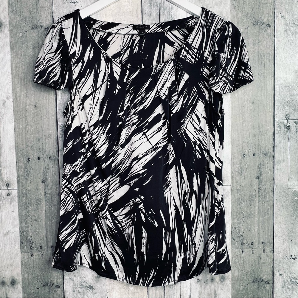 ANN TAYLOR Black White Abstract Silk Top Pleated Front Size 8